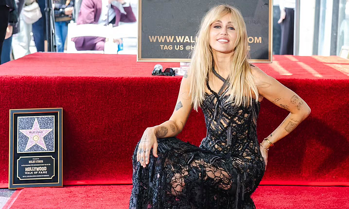 Miley Cyrus Nhận Sao Đại Lộ Danh Vọng: Khoảnh Khắc Đáng Nhớ Cùng Gia Đình Và Hôn Phu - hình ảnh - sc88x.vip Miley Cyrus Nhận Sao Đại Lộ Danh Vọng: Khoảnh Khắc Đáng Nhớ Cùng Gia Đình Và Hôn Phu - hình ảnh - sc88x.vip
