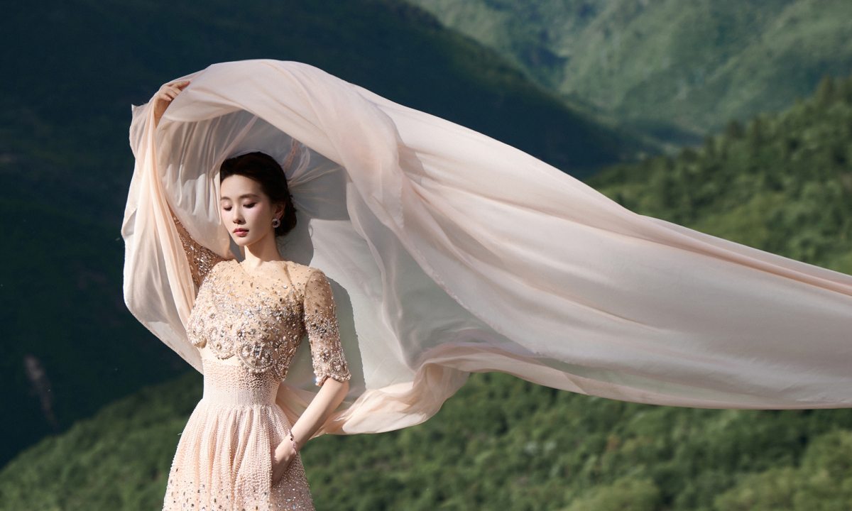 Lưu Thi Thi catwalk giữa thung lũng Cửu Trại Câu: Khoảnh khắc thanh lịch làm ‘nức lòng’ fan Việt - hình ảnh - sc88x.vip