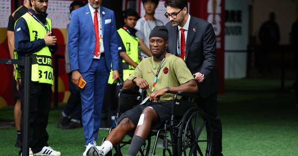 Tiền đạo Canada xuất hiện trên xe lăn sau chấn thương kinh hoàng, FIFA phạt nguội cực nặng sao Qatar - hình ảnh - sc88x.vip