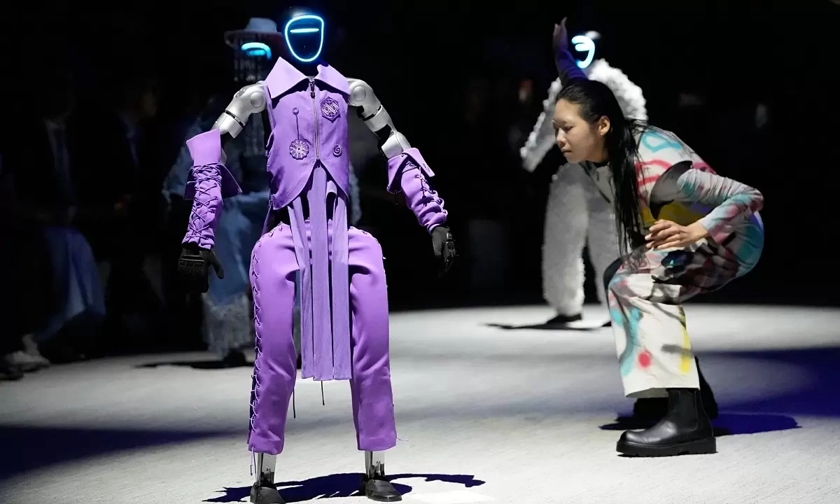 Robot đọ catwalk với người: SC88 đưa công nghệ vào thời trang tương lai - hình ảnh - sc88x.vip Robot đọ catwalk với người: SC88 đưa công nghệ vào thời trang tương lai - hình ảnh - sc88x.vip