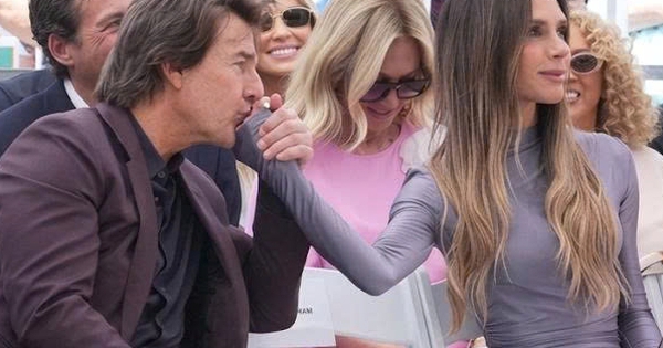 Khoảnh khắc Tom Cruise hôn tay Victoria Beckham: Dấu ấn lịch lãm giữa làn sóng tranh cãi - hình ảnh - sc88x.vip Khoảnh khắc Tom Cruise hôn tay Victoria Beckham: Dấu ấn lịch lãm giữa làn sóng tranh cãi - hình ảnh - sc88x.vip