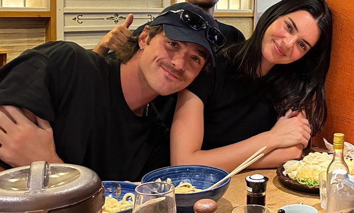 Kendall Jenner và Jacob Elordi gây sốt khi chụp ảnh cùng nhân viên nhà hàng ở Nhật Bản - hình ảnh - sc88x.vip Kendall Jenner và Jacob Elordi gây sốt khi chụp ảnh cùng nhân viên nhà hàng ở Nhật Bản - hình ảnh - sc88x.vip