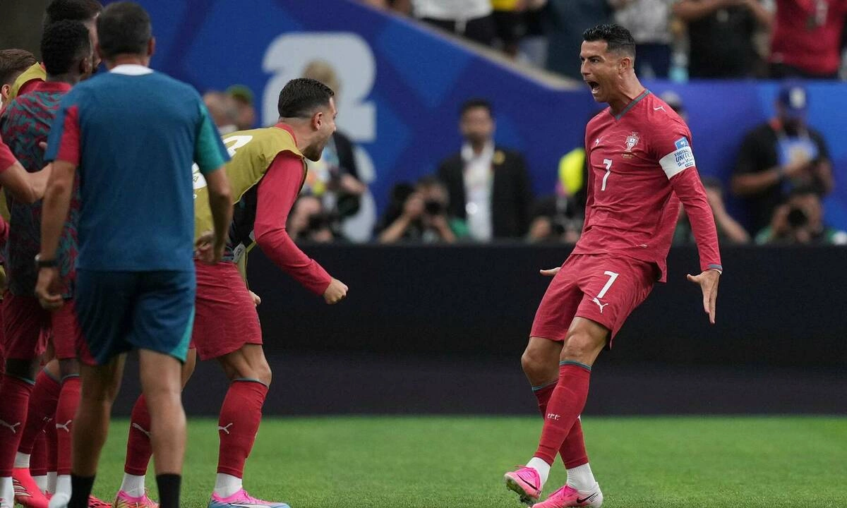 Ibrahimovic chê Ronaldo: ‘Cứ như vừa trở về từ hành tinh khác’ - hình ảnh - sc88x.vip Ibrahimovic chê Ronaldo: ‘Cứ như vừa trở về từ hành tinh khác’ - hình ảnh - sc88x.vip