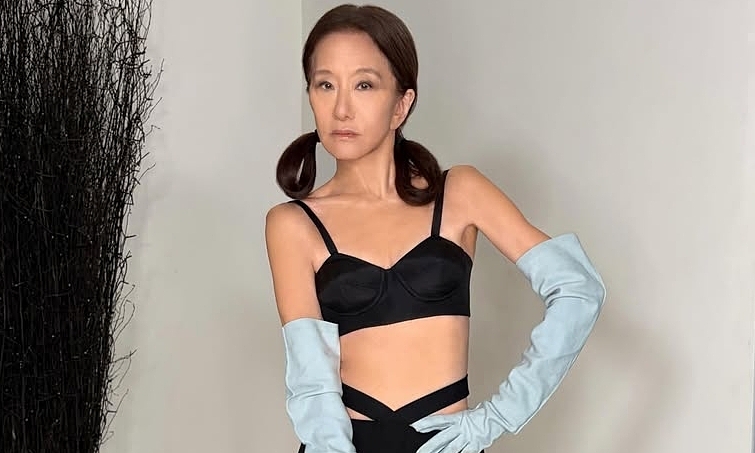 Vera Wang diện váy xuyên thấu, buộc tóc hai bên: Phong cách trẻ trung ở tuổi 77 - hình ảnh - sc88x.vip