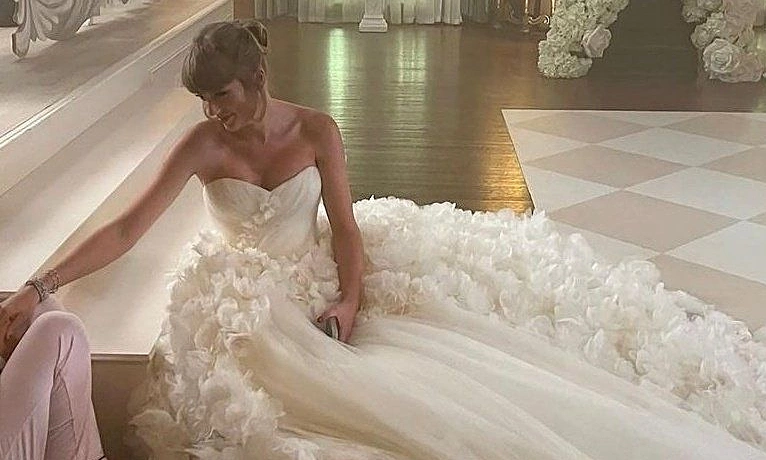 Taylor Swift diện đầm cưới Dior trong hôn lễ – SC88 cập nhật tin nóng từ làng giải trí - hình ảnh - sc88x.vip Taylor Swift diện đầm cưới Dior trong hôn lễ – SC88 cập nhật tin nóng từ làng giải trí - hình ảnh - sc88x.vip